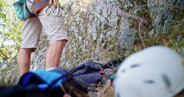 Hombre escalador preparándose para subir por la grieta rocosa de la pared mediante la comprobación de la cuerda. Escalada de actividad deportiva activa extrema. Personas activas, actividades al aire libre.Cuerpo de tiro medio. — Foto de Stock