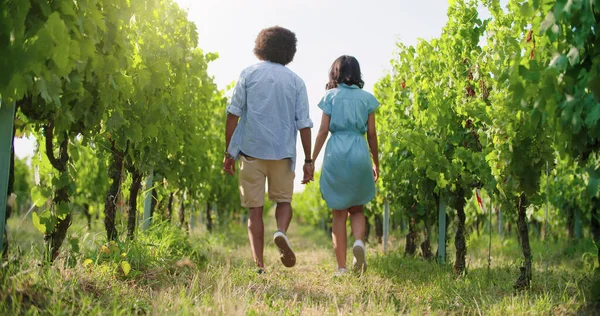Pareja de amor romántico, hombre y mujer sonriendo y caminando cerca de viñedo al atardecer o al amanecer. — Foto de Stock