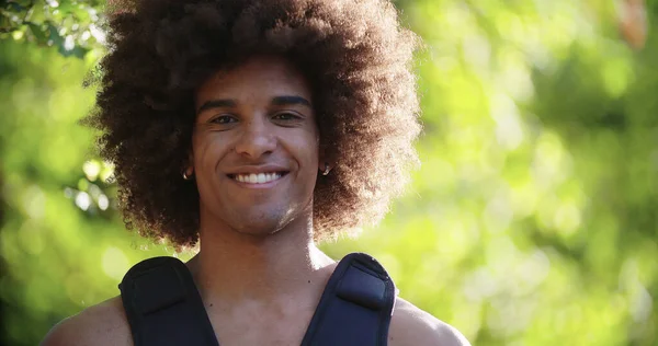 Retrato de homem sorridente vestindo terno de mergulho ao ar livre antes de rafting ou canoagem. Ação sport.Friends viagem italiana — Fotografia de Stock