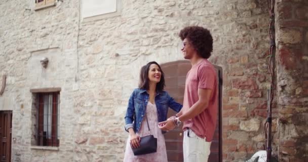 Coppia romantica scherzare, parlando ans sorridente insieme visitare la città rurale di Assisi. Amici viaggio italiano.4k slow motion — Video Stock