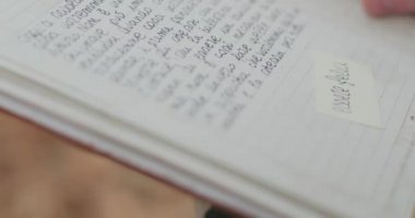 Genç bir kadın soğuk bir sonbahar yolculuğunda anılarını geri getirmek için günlüğünü okur. Yavaş çekimde.