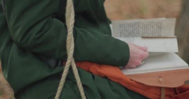 Genç bir kadın zamanını kitap okuyarak geçirir ve onu soğuk bir sonbahar yolculuğunda salıncakta okur. yavaş çekim