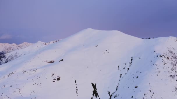 Avvicinamento vista aerea della vetta innevata. Nevoso, niente vita. rallentatore che stabilisce colpo — Video Stock