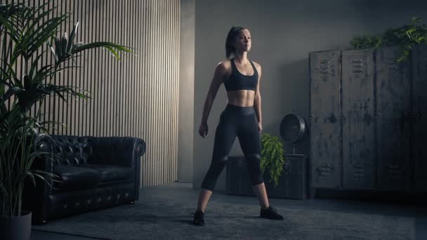 Svelte silhouette de fille qui s'entraîne au squat. Femmes en bonne santé en vêtements de sport faisant squat à la maison. Entraînement de fitness à domicile. Mouvement lent. — Video