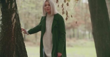 Şehirden uzak bir ormanı keşfeden genç bir kadının ön görüntüsü. yavaş çekim