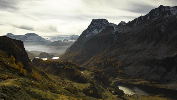 Moutain collines et lacs timelapse avec des couleurs d'automne vibrantes sapins avec des feuilles vertes dans les Alpes italiennes campagne montagnes blanches. — Video