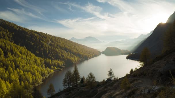 Vista panorâmica do vasto e belo vale com floresta e lago ao pôr do sol em um dia ensolarado, vista aérea — Vídeo de Stock