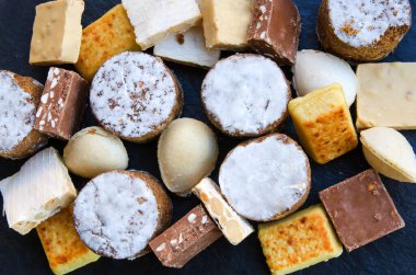 Noel 'de tüketilen farklı İspanyol tatlılar: polvoron veya kısa ekmek, turron veya badem cevizi. Üst görünüm.