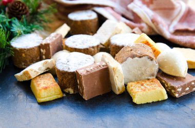 Noel 'de tüketilen farklı İspanyol tatlıları: polvoron veya kısa ekmek, turron veya badem fıstığı.