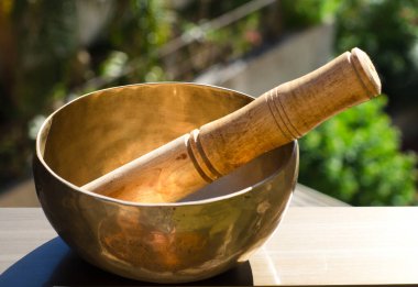 Meditasyon için doğa yeşili arka plan üzerine bir Tibet kasesi.