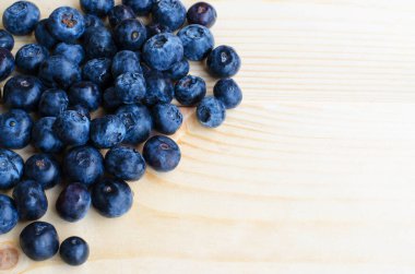 Telif uzaylı ahşap zemin üzerinde taze yaban mersini.