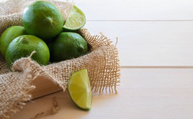 Tahta kutuda taze organik limon ve çuvallama peçetesi. Mesaj için yer var.. 