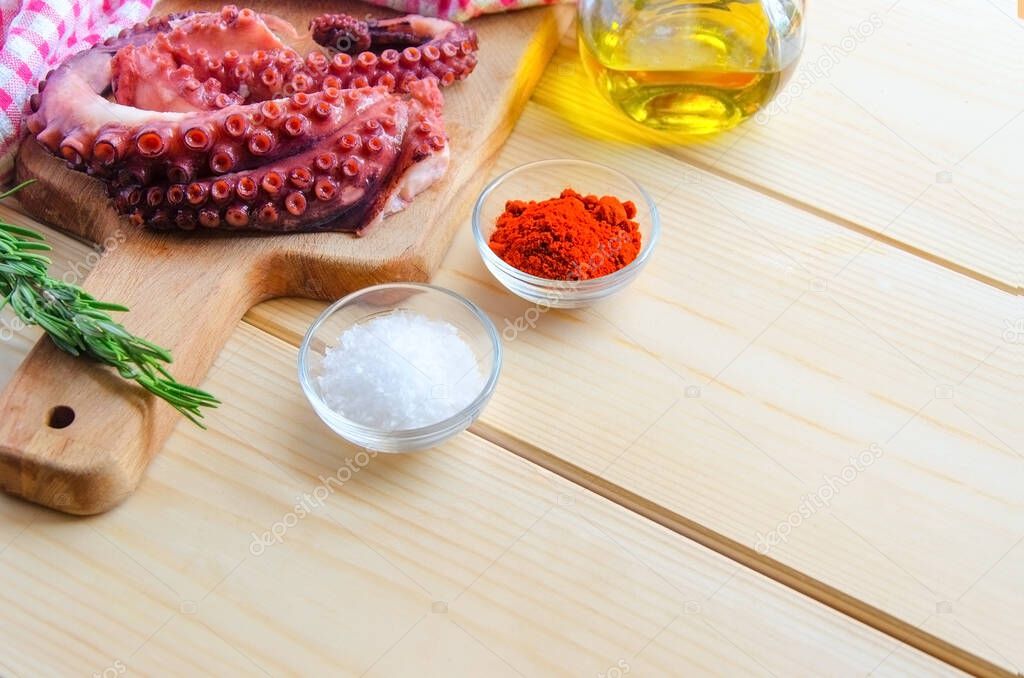 Cocinar pulpo al estilo gallego, pulpo a la gallega con sal, pimienta y