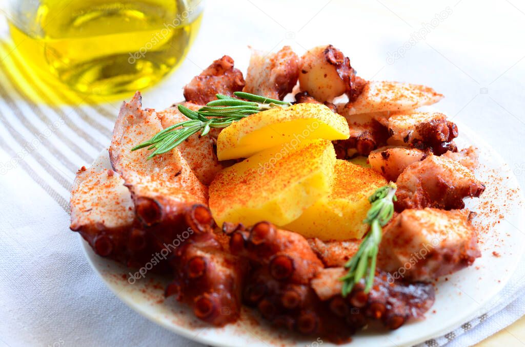 Pulpo gallego, pulpo a la gallega o pulpo a Feira. Típicas tapas
