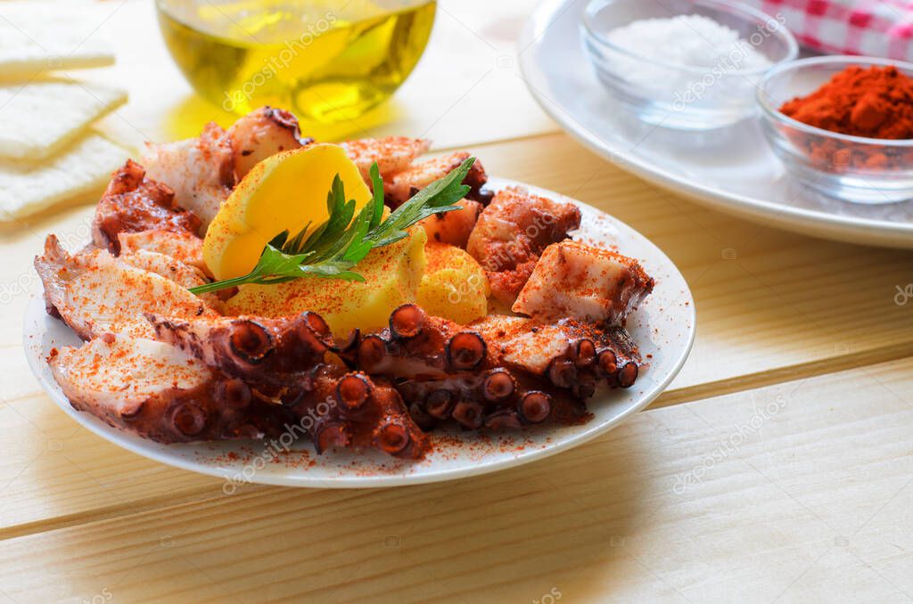 Pulpo gallego, pulpo a la gallega o pulpo a Feira. Típicas tapas