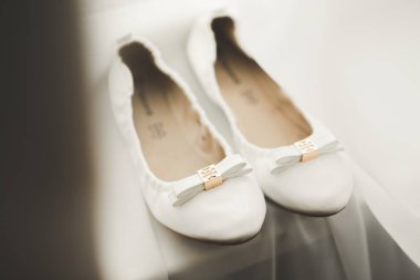 Gelin için beyaz şık düğün ayakkabıları. Yakın plan.