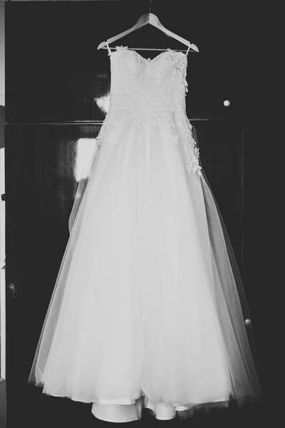 Идеальное свадебное платье в комнате невесты — стоковое фото
