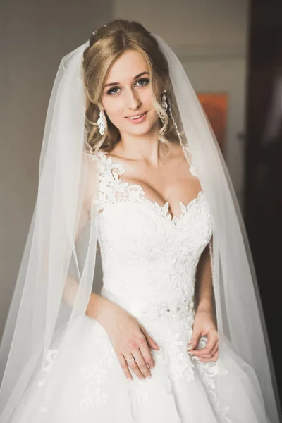 Schöne Braut trägt Mode Hochzeitskleid mit Federn mit luxuriösem Genuss Make-up und Frisur, Studio Indoor Fotoshooting — Stockfoto