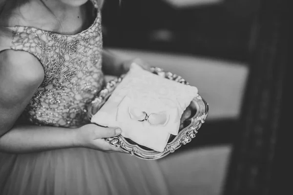 教会での結婚式の指輪。マクロ. — ストック写真