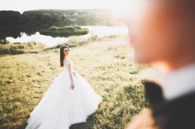 Düğün çifti düğün gün batımında poz. Gelin ve damat aşık