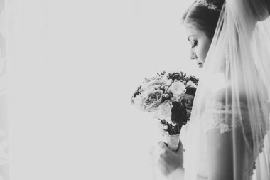 Beyaz elbiseli lüks gelin düğün törenine hazırlanırken poz veriyor.