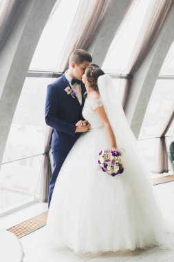 Eski şehirde poz muhteşem Düğün çifti