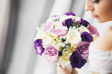 Genç bir çiftin şehvetli portresi. Açık hava.