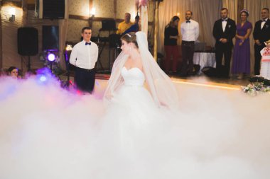 Yeni evli çiftin ilk düğün dansı.