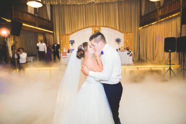 Yeni evli çiftin ilk düğün dansı.