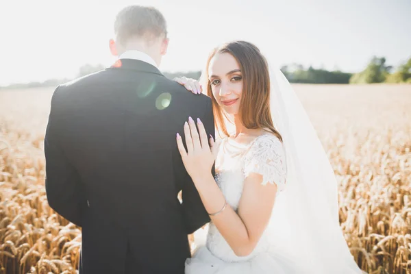 Kussen bruidspaar in de lente natuur close-up portret — Stockfoto