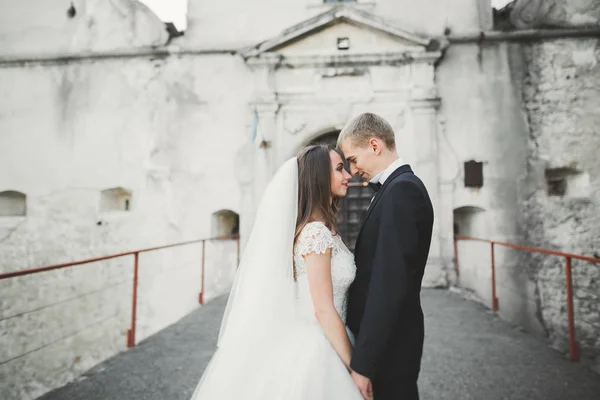 Incrível feliz suave elegante lindo casal caucasiano romântico no fundo antigo castelo barroco — Fotografia de Stock