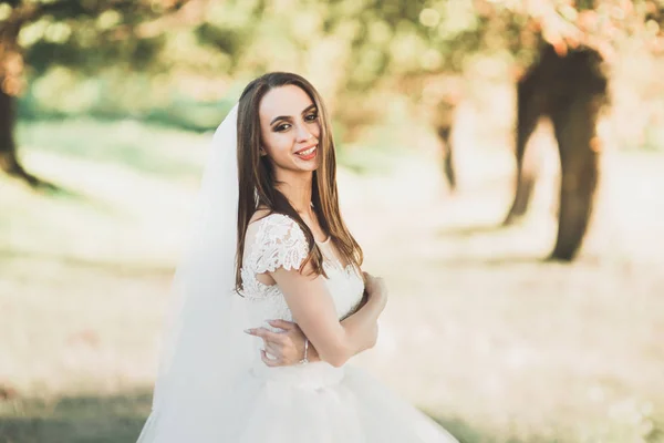 Mooie bruid poseren in trouwjurk buiten — Stockfoto