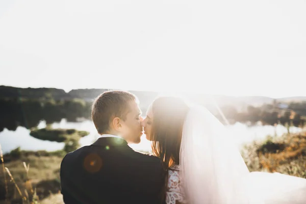 Casamento recém-casado casal correndo e pulando no parque, mantendo as mãos — Fotografia de Stock