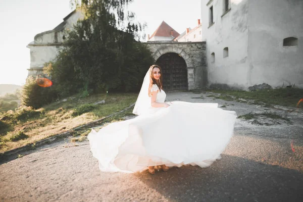 Mükemmel gelinlik ve buket eski kale poz ile güzel zarif gelin