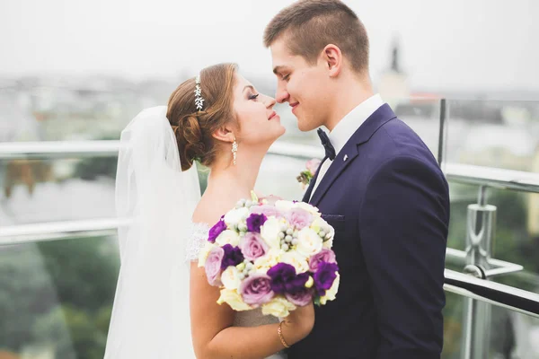 Prachtvolles Hochzeitspaar Posiert Der Altstadt — Stockfoto