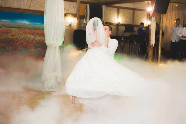 レストランで新婚夫婦の最初の結婚式のダンス — ストック写真