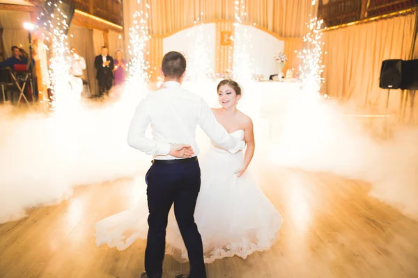 Primeira dança de casamento de casal recém-casado em restaurante — Fotografia de Stock