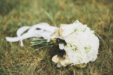 Farklı çiçeklerle güzel bir düğün buketi, güller