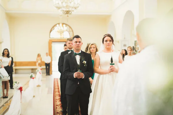 Bruidspaar wacht en bruidegom trouwen in een kerk — Stockfoto