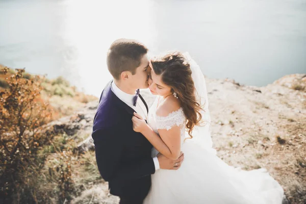 Gelukkig en romantisch tafereel van net getrouwd jong bruidspaar poserend op mooi strand — Stockfoto