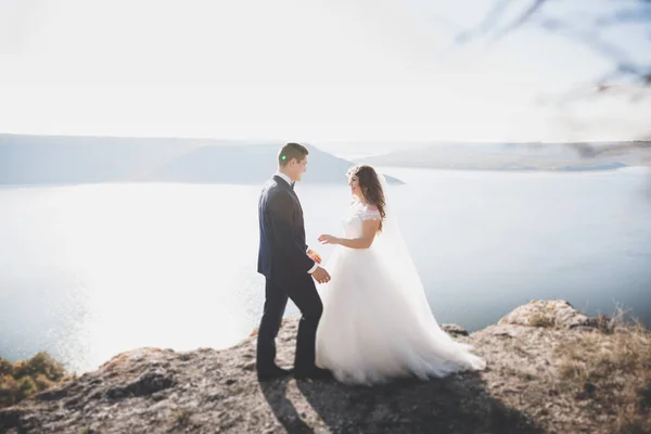 Щаслива весільна пара залишається над красивим пейзажем — стокове фото