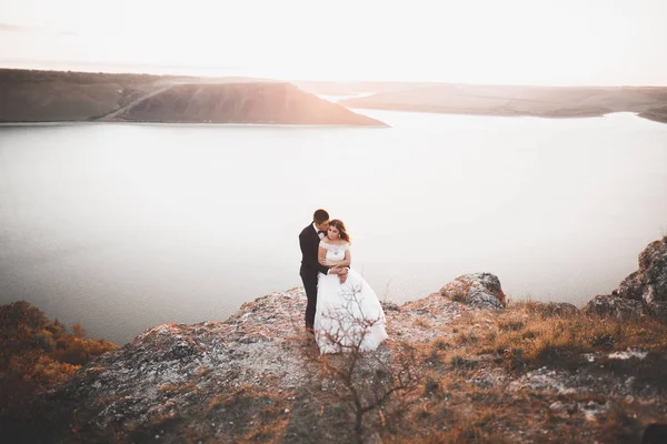 Mutlu evlilik çifti güzel manzarada kalıyor.