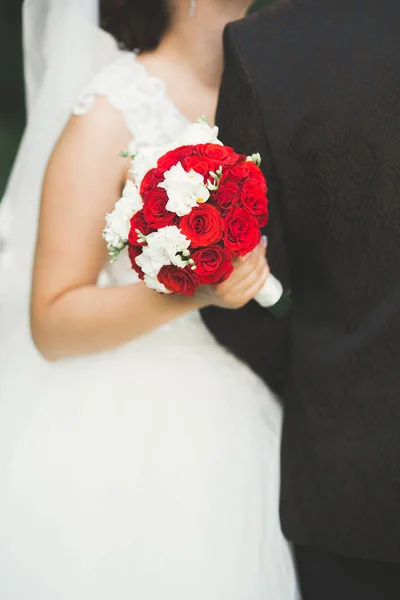 Brud som håller stor och vacker bröllopsbukett med blommor — Stockfoto