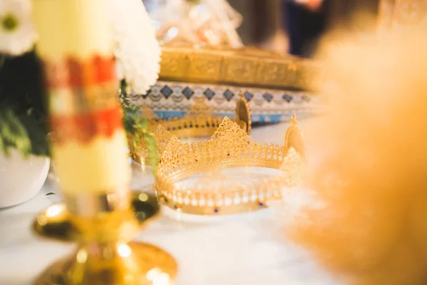 교회 탁자 위에 놓여 있는 황금 왕관 — 스톡 사진