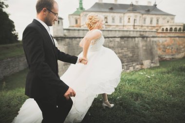 Gelin ve damat el ele tutuşuyor.