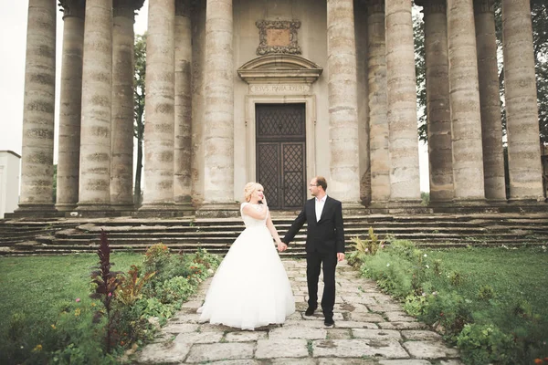 Matrimonio Coppia Sposa Sposo Tenendosi Mano — Foto Stock