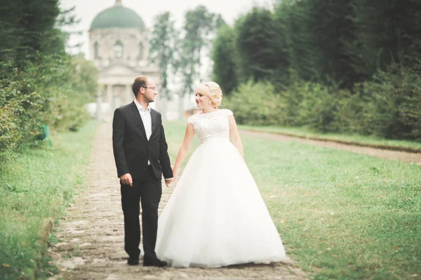 Incrível feliz suave elegante lindo casal caucasiano romântico no fundo antigo castelo barroco — Fotografia de Stock