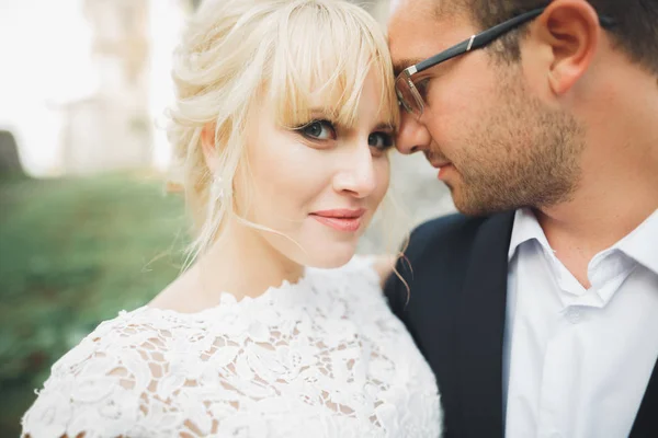 Besos boda pareja en primavera naturaleza primer plano retrato — Foto de Stock