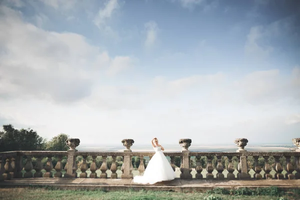 Όμορφη νεαρή νύφη πολυτελείας με νυφικό που ποζάρει στο πάρκο — Φωτογραφία Αρχείου