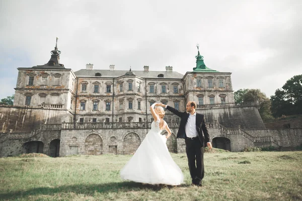 Bella favola coppia di sposi che si abbraccia vicino al vecchio castello medievale — Foto Stock